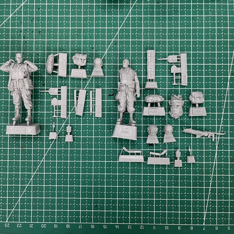 1/35 WWII US Paratroopers with D-Day Invasion Stripes, 2 Figures, Resin Model Figure Kit, Unassembled and Unpainted