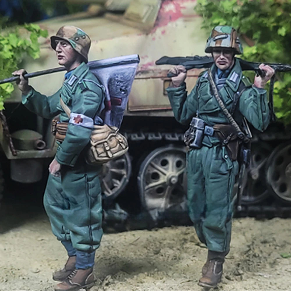 1/35 WWII German Medic & MG 42 Gunner, 2 Figures, Resin Model Figure Kit, Unassembled and Unpainted