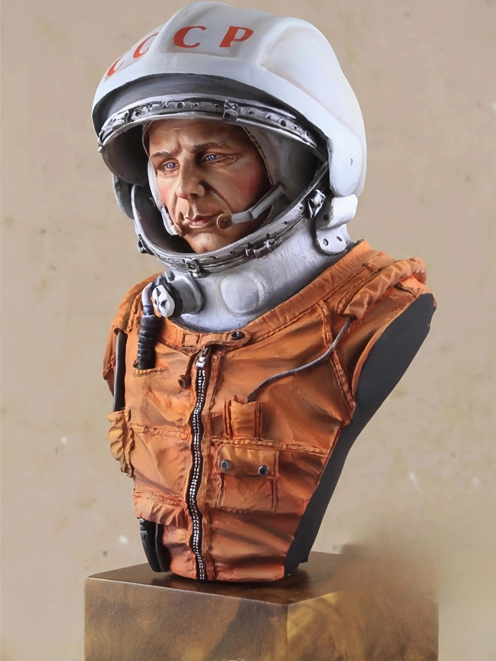 1/9 Cold War Soviet Cosmonaut in Orange Suit, Resin Model Bust Kit, Unassembled and Unpainted