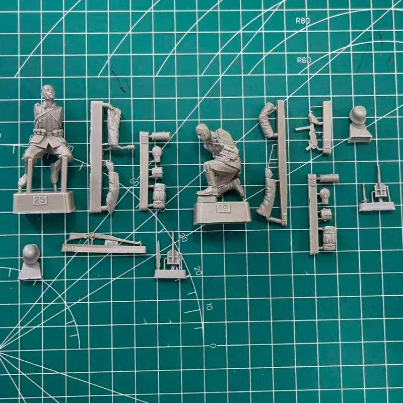 1/35 WWII German Feldwebel & Infantryman, 2 Figures, Resin Model Figure Kit, Unassembled and Unpainted