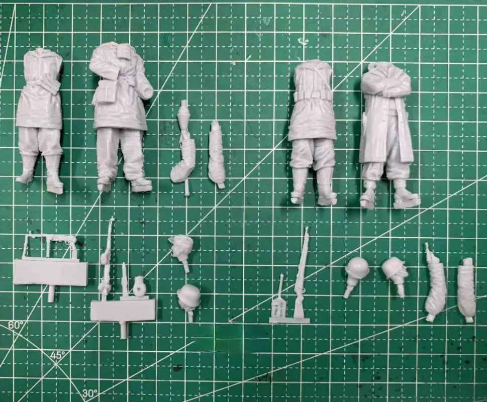 1/35 WWII German Infantry in Field Coats Conversing, 4 Figures, Resin Model Figure Kit, Unassembled and Unpainted
