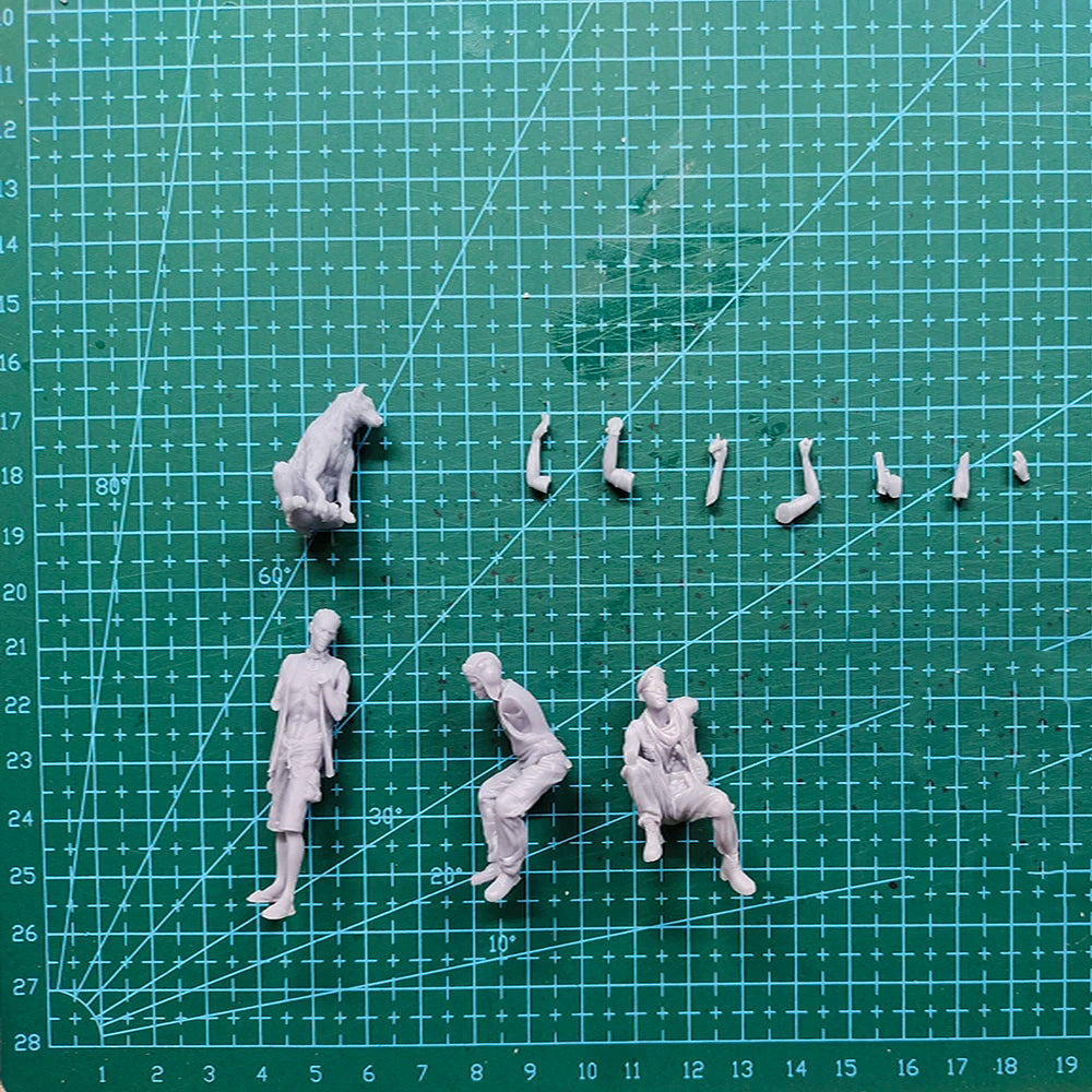 1/35 Post-Apocalyptic Survivors, 4 Figures, Resin Model Figure Kit, Sci-Fi Theme, Unassembled and Unpainted