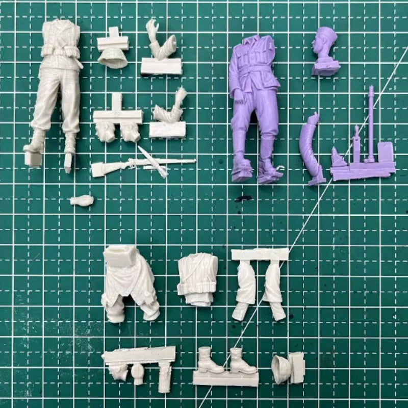 1/35 WWI British Infantry Entrenching with Shovel, 3 Figures, Resin Model Figure Kit, Unassembled and Unpainted