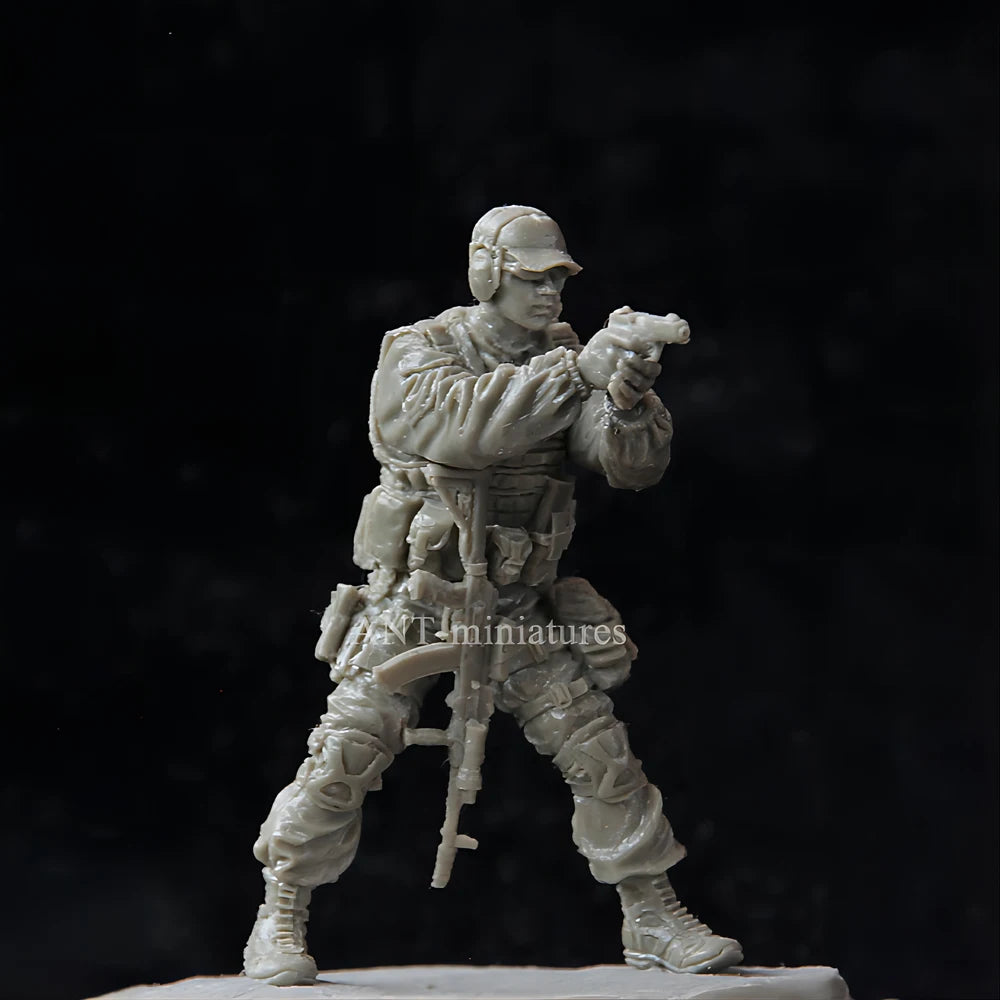 1/35 Modern Tactical Operator Firing Pistol, Resin Model Figure Kit, Unassembled and Unpainted