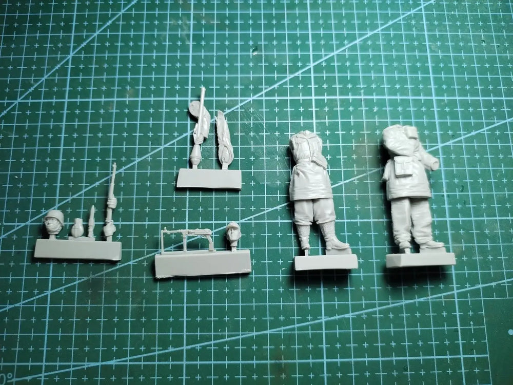 1/35 WWII German Officers with Map and Binoculars, 4 Figures, Resin Model Figure Kit, Unassembled and Unpainted