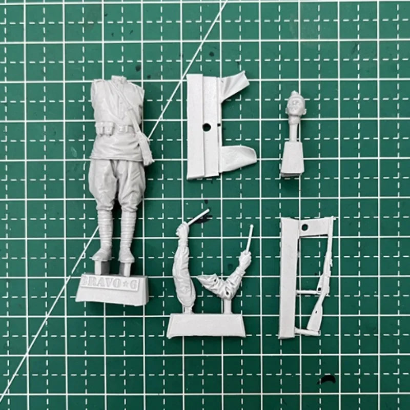 1/35 Cold War Soviet Traffic Police Officer with Directing Baton, Resin Model Figure Kit, Unassembled and Unpainted