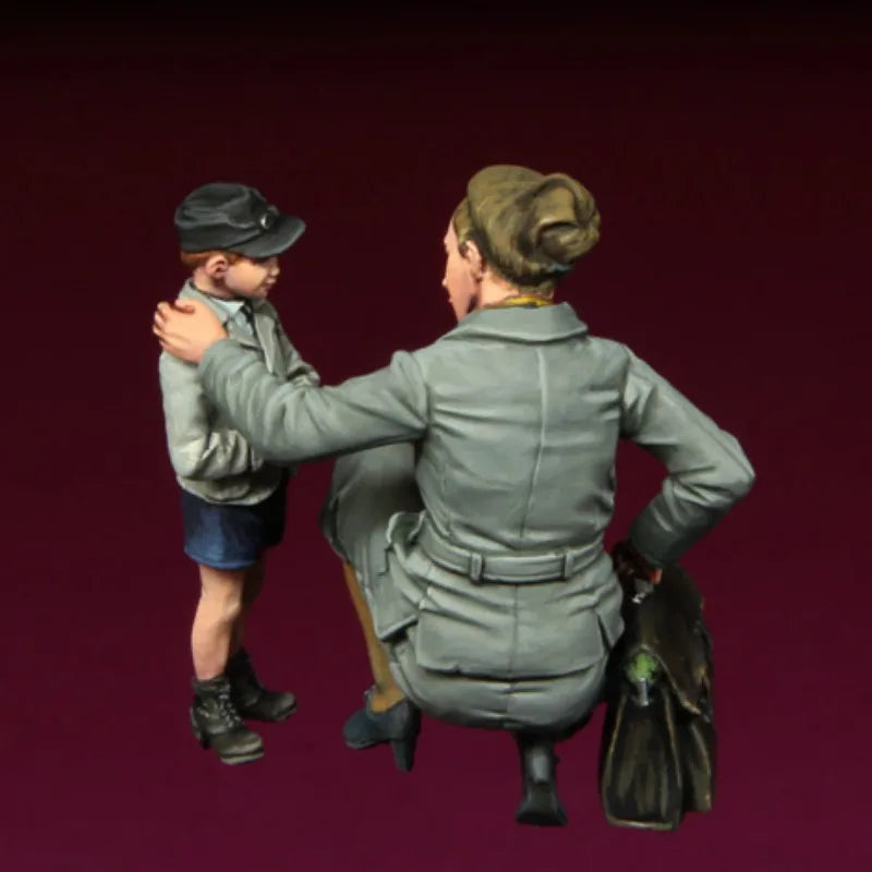 1/35 Early 20th Century European Woman and Boy, 2 Figures, Resin Model Figure Kit, Historical Theme, Unassembled and Unpainted