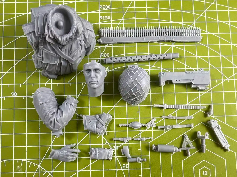 1/10 WWII US Paratrooper with Helmet Net and Garand, Resin Model Bust Kit, Unassembled and Unpainted