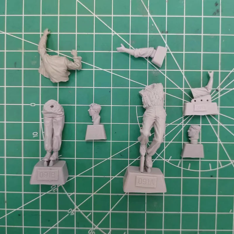 1/35 WWII German Panzer Crew in Action Poses, 2 Figures, Resin Model Figure Kit, Unassembled and Unpainted