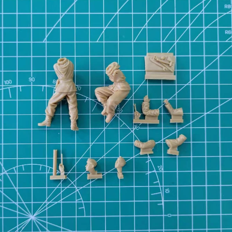 1/35 WWII German Panzer Mechanics, 2 Figures, Resin Model Figure Kit, Unassembled and Unpainted