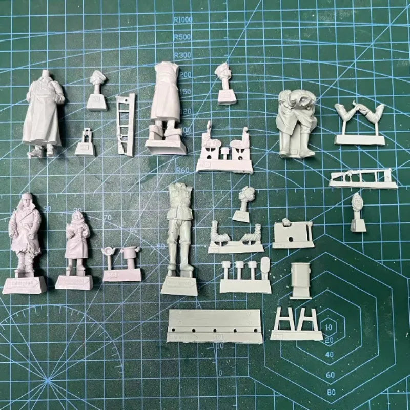 1/35 WWII Eastern Front Soldiers & Civilians, 35 Figures, Resin Model Figure Kit, Unassembled and Unpainted