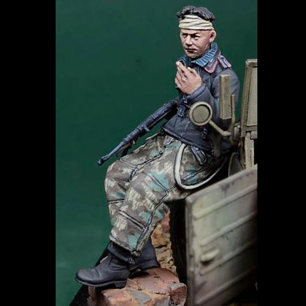 1/35 WWII German Infantry Seated with Kar98k, Resin Model Figure Kit, Unassembled and Unpainted