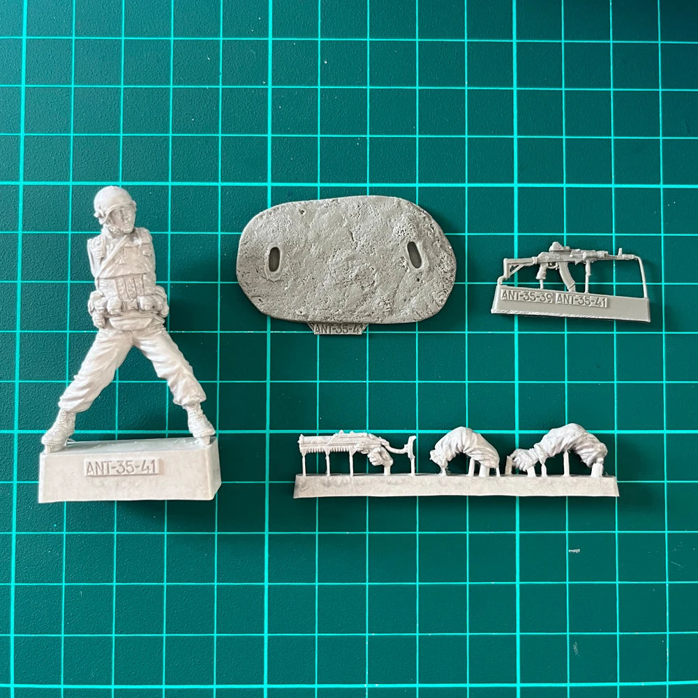 1/35 Modern Desert Infantry with Binoculars, Resin Model Figure Kit, Unassembled and Unpainted
