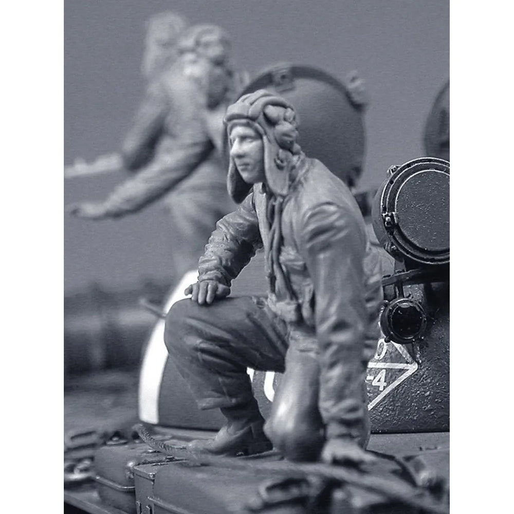1/35 WWII Soviet Tank Crew with Standing Commander, 2 Figures, Resin Model Figure Kit, Unassembled and Unpainted