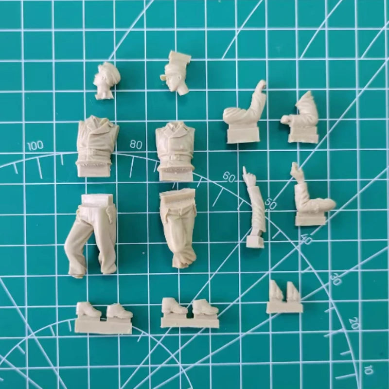 1/35 WWII Tank Crewmen, 2 Figures, Resin Model Figure Kit, Unassembled and Unpainted