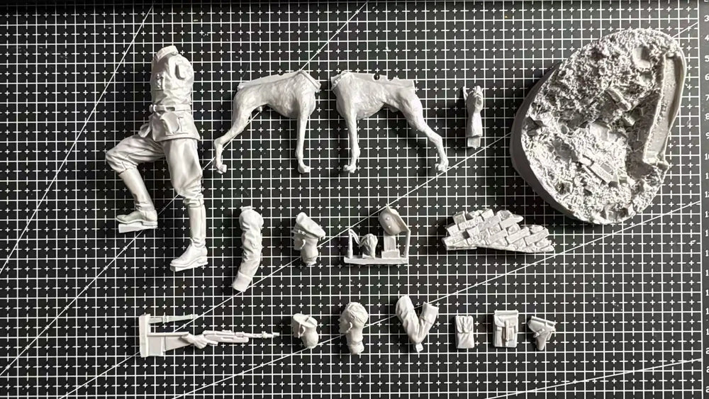 1/16 WWII Soldier with Military Dog, 2 Figures, Resin Model Figure Kit, Unassembled and Unpainted
