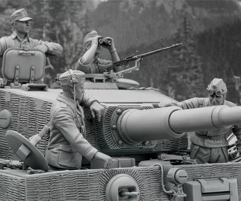1/35 WWII German Anti-Tank Rifle Team, 4 Figures, Resin Model Figure Kit, Unassembled and Unpainted