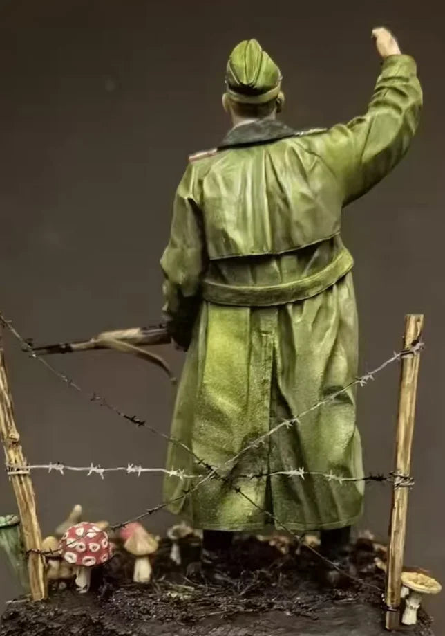 1/16 WWI German Soldier with Raised Arm and Rifle, Resin Model Figure Kit, Unassembled and Unpainted
