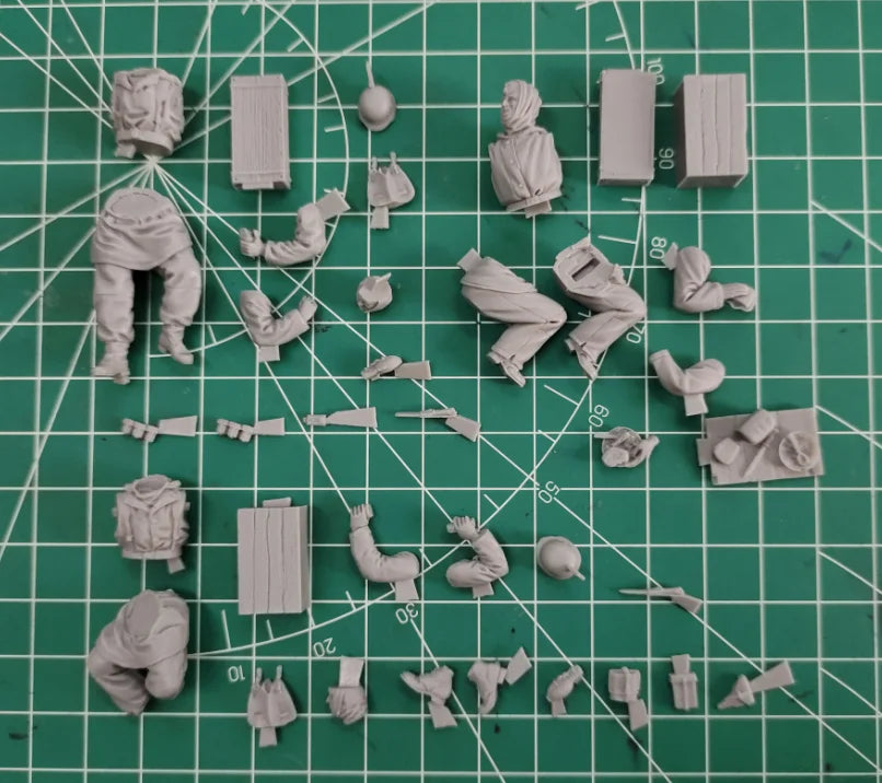 1/35 WWII Soldiers Dining, 3 Figures, Resin Model Figure Kit, Unassembled and Unpainted