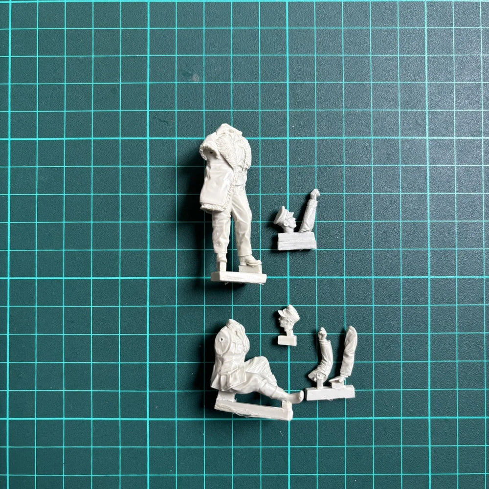 1/35 WWII Afrika Korps Surrender, 2 Figures, Resin Model Figure Kit, Unassembled and Unpainted