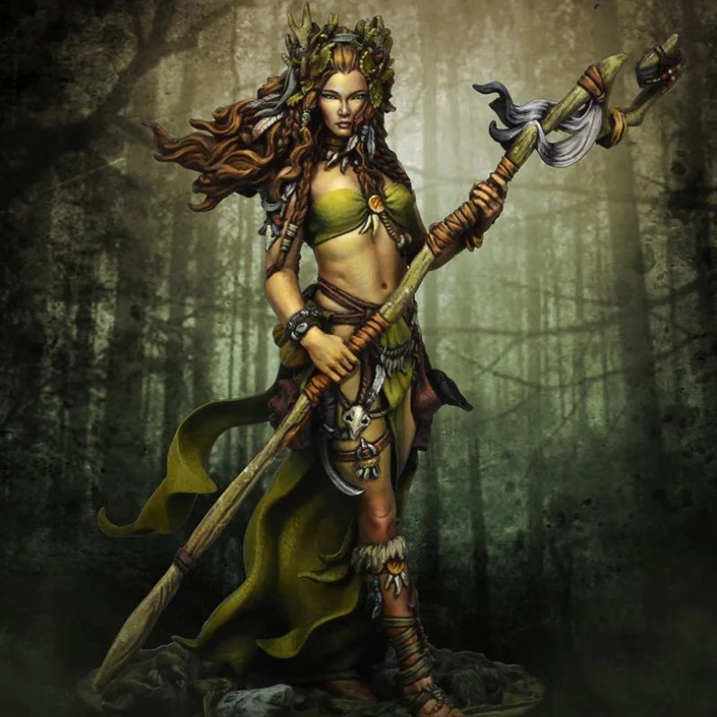 1/24 Crowned Sorceress with Magical Staff and Familiar, Resin Model Figure Kit, Fantasy Theme, Unassembled and Unpainted
