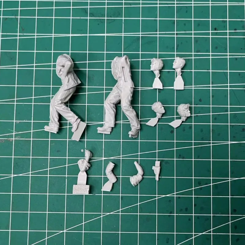 1/35 WWII USMC Marines Carrying Wounded Comrade, 2 Figures, Resin Model Figure Kit, Unassembled and Unpainted