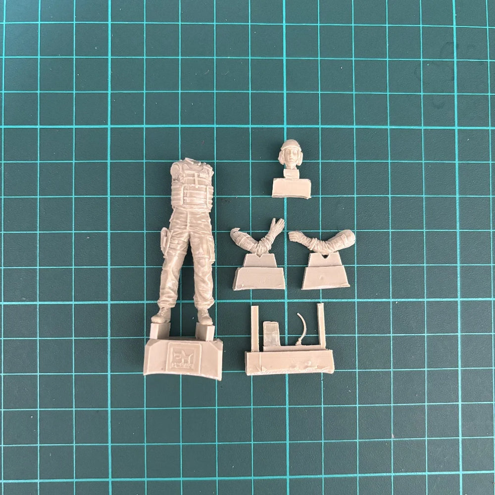 1/35 Modern Australian Tank Soldier, Resin Model Figure Kit, Unassembled and Unpainted