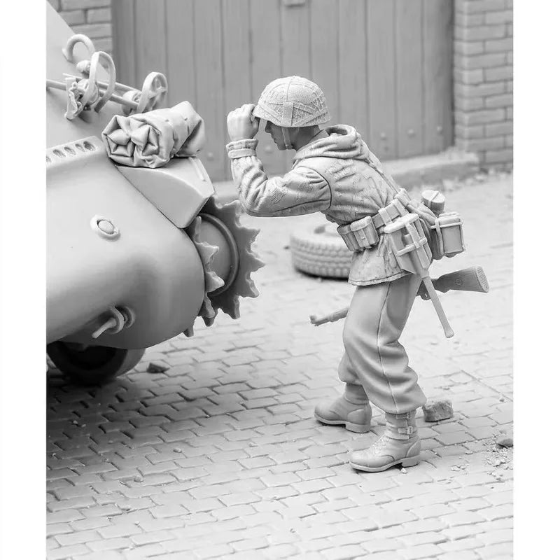 1/35 WWII German Soldier Signaling at Tank Hatch, Resin Model Figure Kit, Unassembled and Unpainted