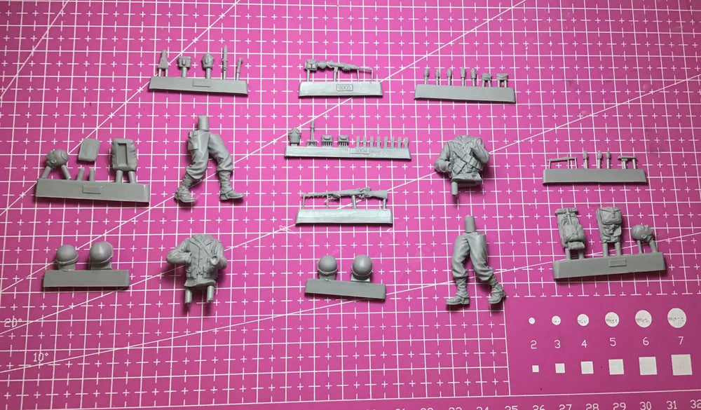 1/35 WWII German Infantry Squad Advancing, 22 Figures, Resin Model Figure Kit, Unassembled and Unpainted