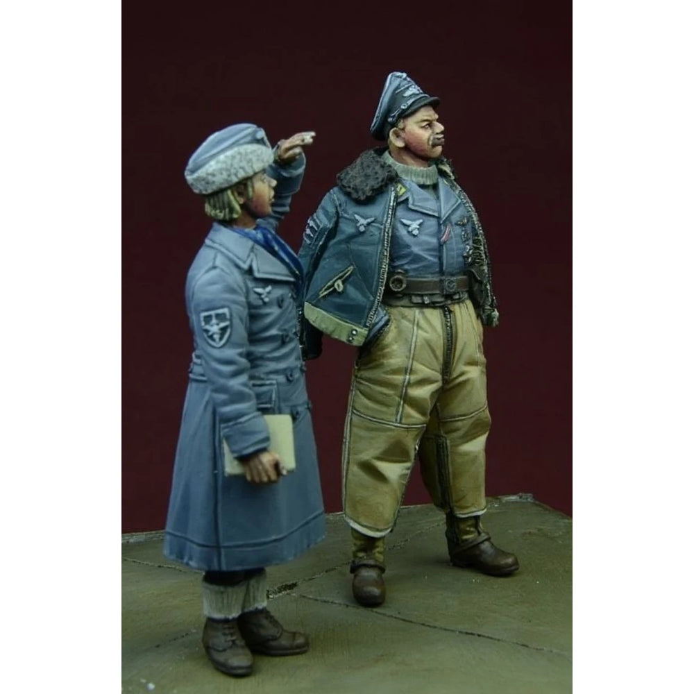 1/35 WWII German Luftwaffe Pilot & Female Assistant, 2 Figures, Resin Model Figure Kit, Unassembled and Unpainted
