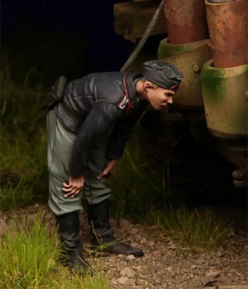 1/35 WWII German Panzer Crew Operating Poses, 2 Figures, Resin Model Figure Kit, Unassembled and Unpainted