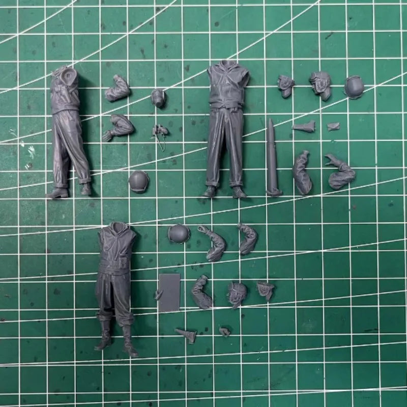 1/35 WWII US Tank Commander with Bazooka Team, 3 Figures, Resin Model Figure Kit, Unassembled and Unpainted