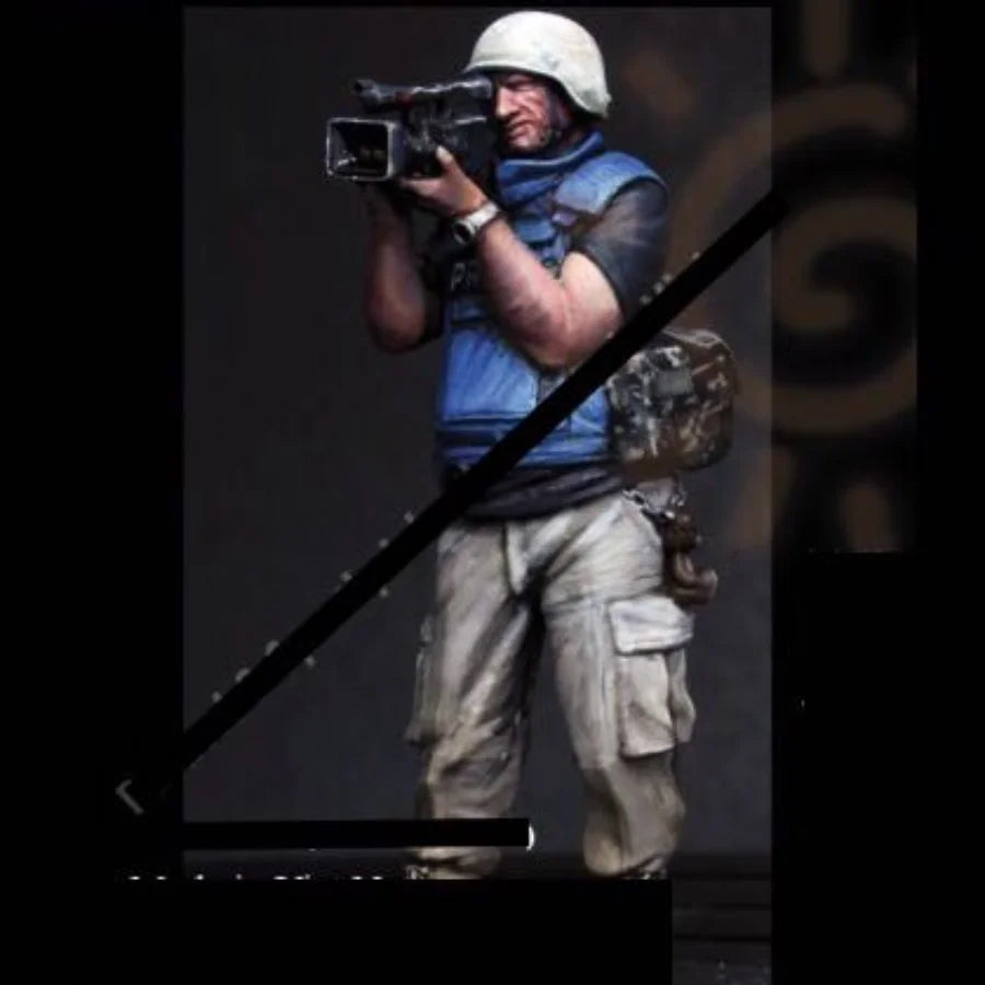1/35 Modern Military Journalist, Resin Model Figure Kit, Unassembled and Unpainted