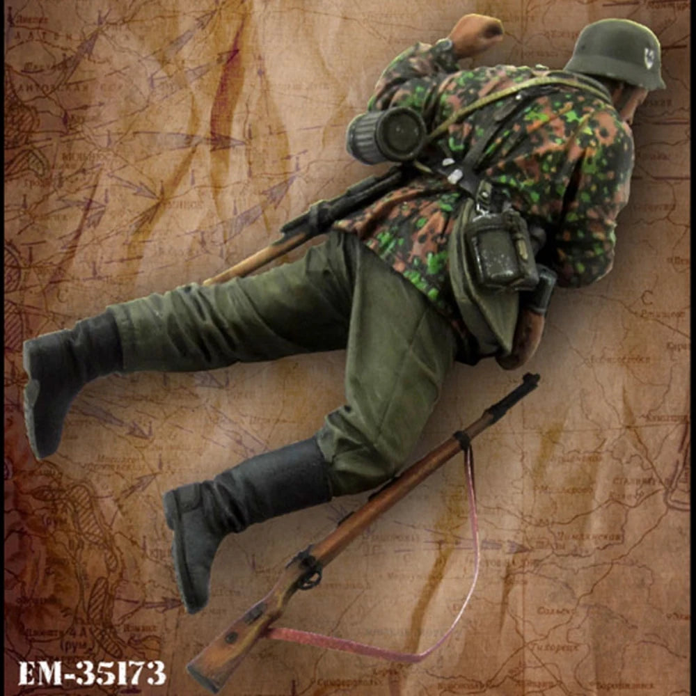 1/35 WWII Soldiers Prone Firing with Rifle and Rocket Launcher, Resin Model Figure Kit, Unassembled and Unpainted