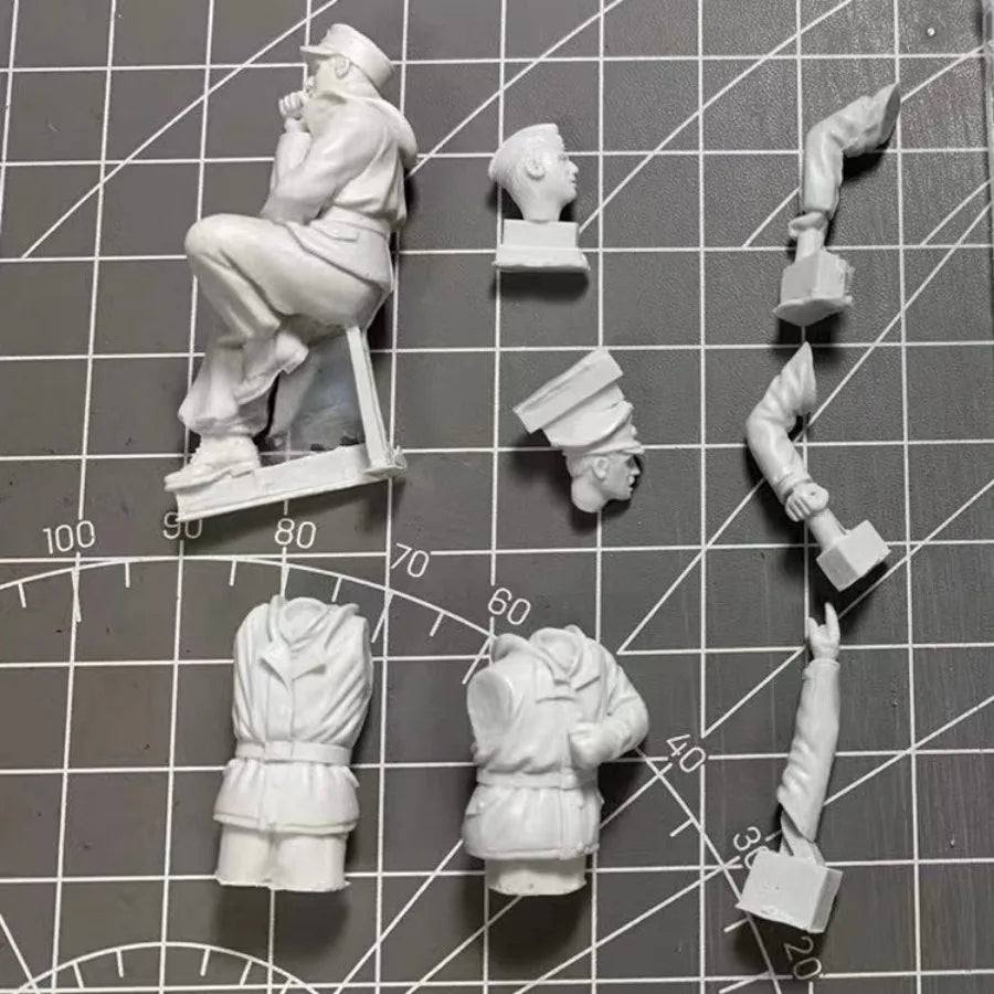 1/35 WWII Tank Crew, 7 Figures, Resin Model Vehicle Kit, Unassembled and Unpainted