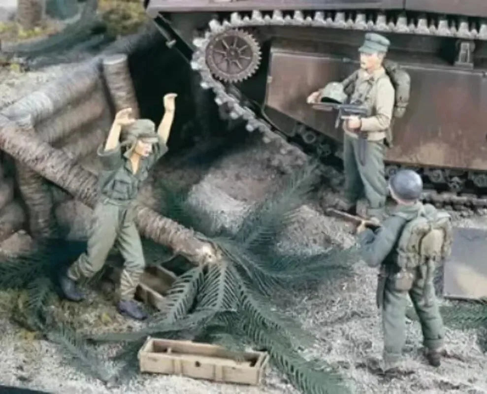 1/35 WWII Allied Soldiers with Vehicle, 3 Figures, Resin Model Figure Kit, Unassembled and Unpainted