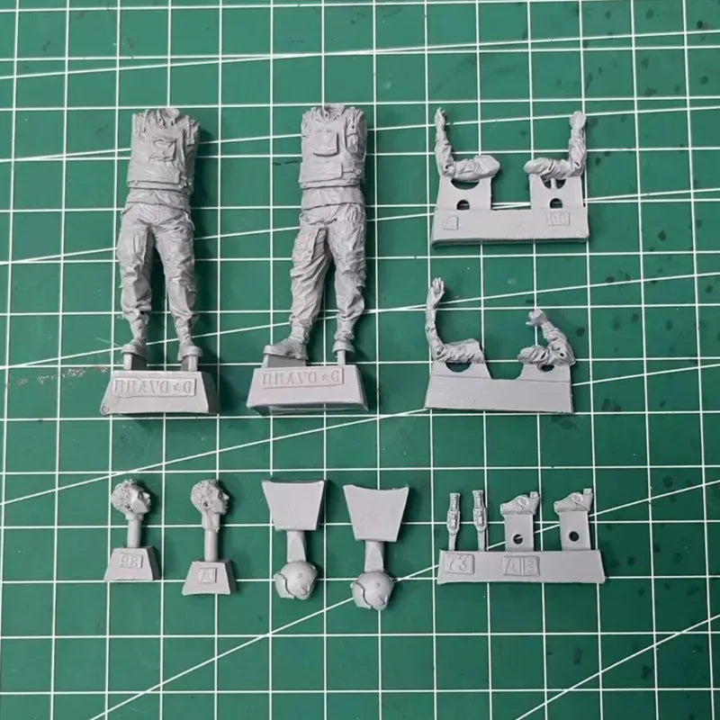 1/35 WWII US Pilots, 2 Figures, Resin Model Figure Kit, Unassembled and Unpainted