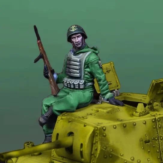 1/35 WWII German Soldier with Tank, Resin Model Figure Kit, Unassembled and Unpainted