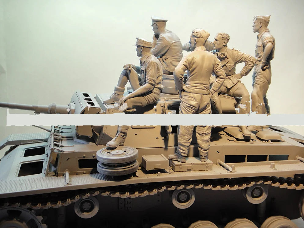 1/16 WWII Soldiers & Tank, 7 Figures, Resin Model Diorama Kit, Unassembled and Unpainted