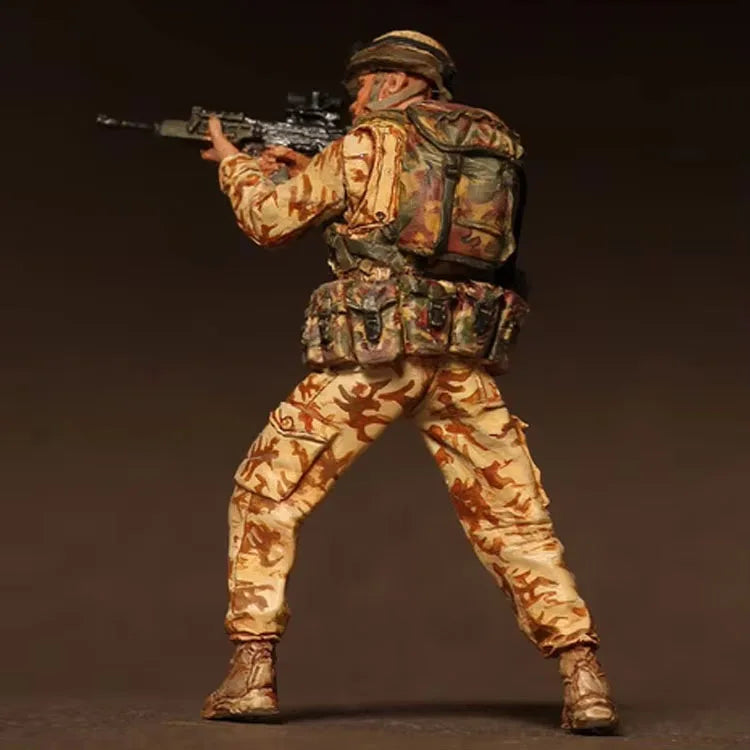 1/35 Modern Tactical Soldier in Desert Camouflage, Resin Model Figure Kit, Unassembled and Unpainted