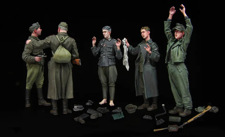 1/35 WWII German Officers & NCOs with Orders, 9 Figures, Resin Model Figure Kit, Unassembled and Unpainted