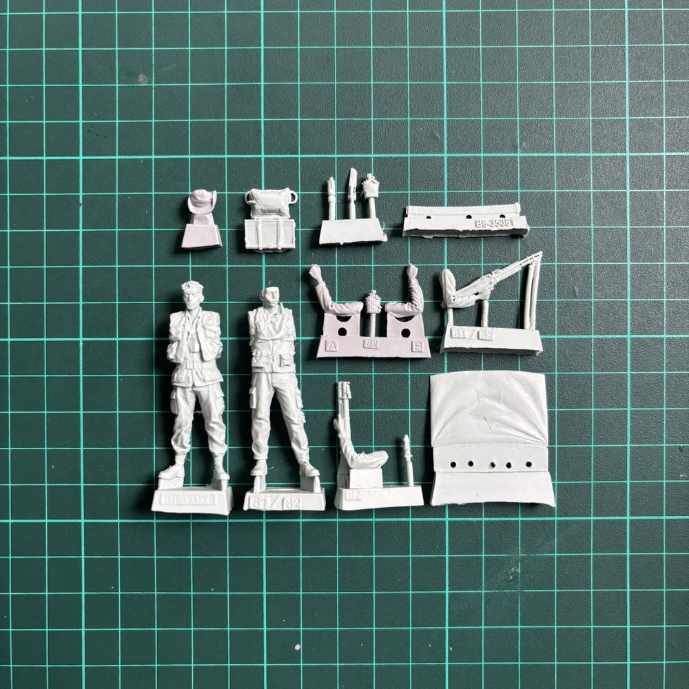 1/35 Modern Soldiers Raising Flag, 4 Figures, Resin Model Figure Kit, Unassembled and Unpainted