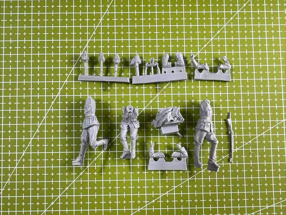 1/35 WWII Vehicle Crew, 4 Figures, Resin Model Figure Kit, Unassembled and Unpainted