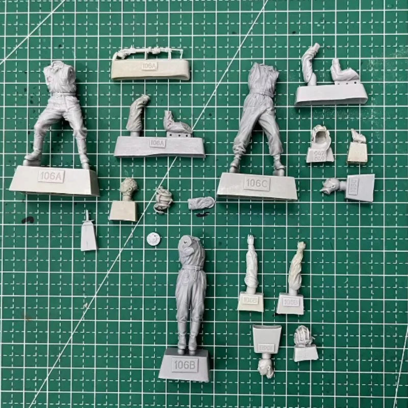 1/35 WWII German Panzer Crew Boarding Tank, 3 Figures, Resin Model Figure Kit, Unassembled and Unpainted
