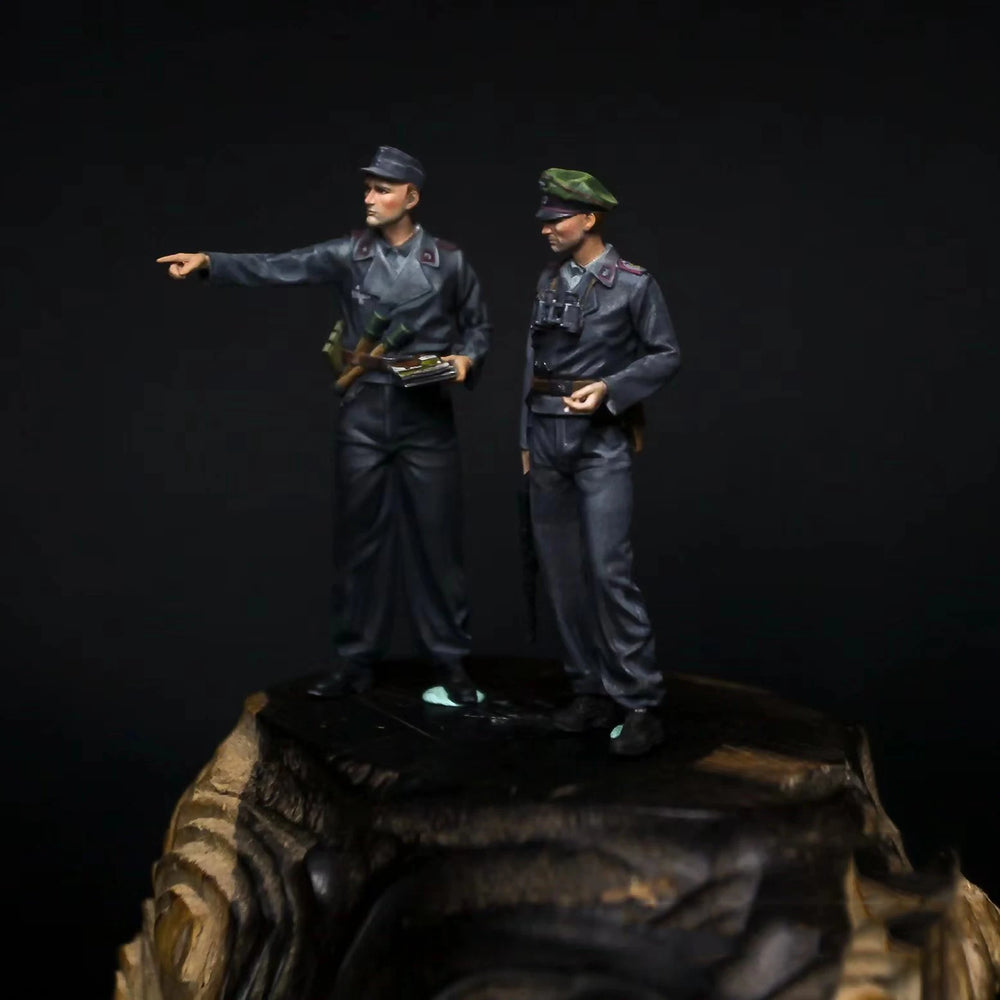 1/35 WWII German Officers with Commander Pointing, 2 Figures, Resin Model Figure Kit, Unassembled and Unpainted
