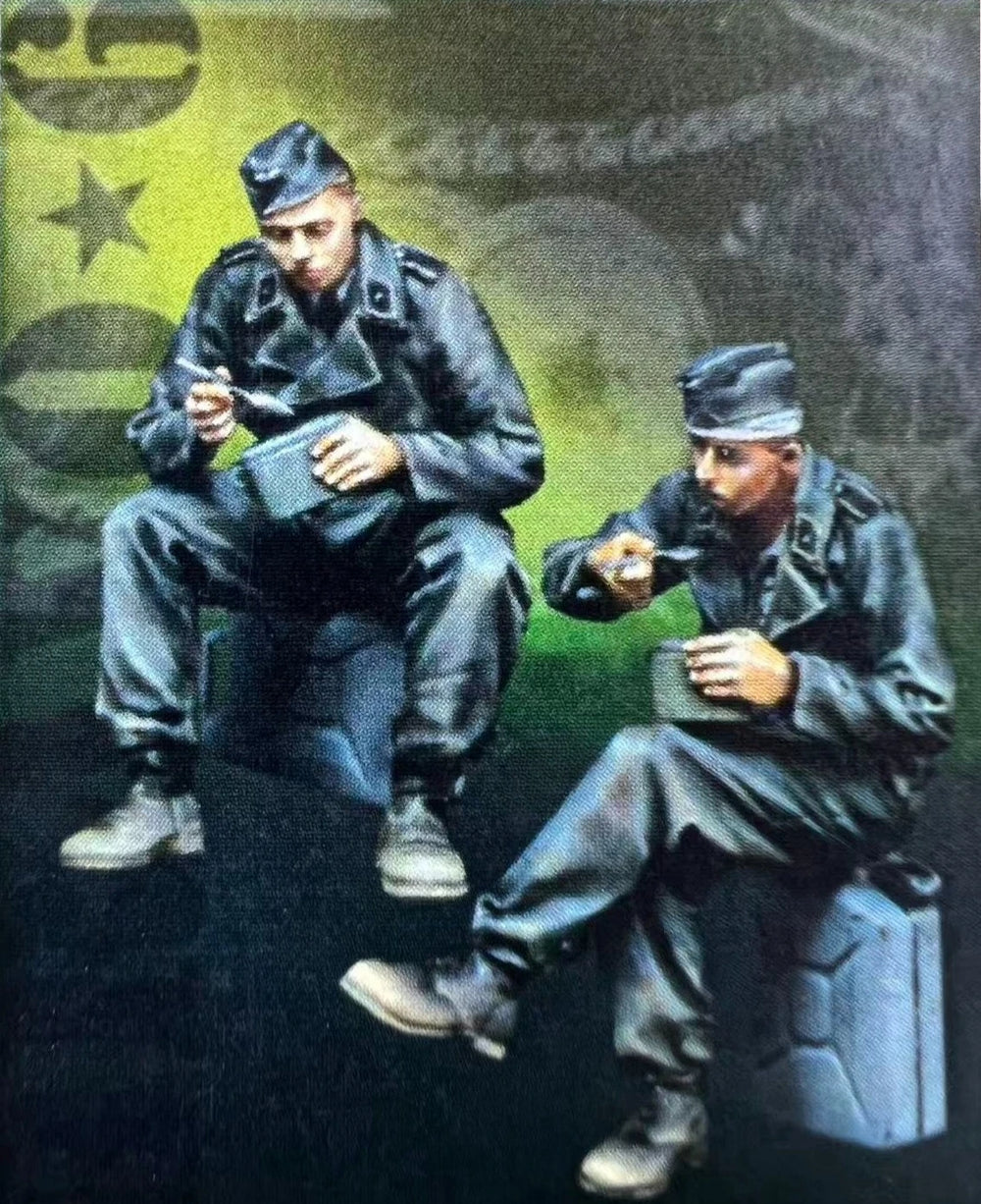 1/35 WWII German Tank Refueling Scene, 2 Figures, Resin Model Figure Kit, Unassembled and Unpainted