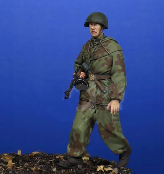 1/35 WWII German Wehrmacht Infantrymen, 2 Figures, Resin Model Figure Kit, Unassembled and Unpainted