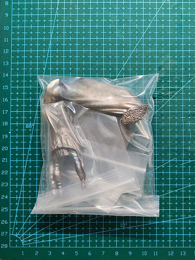 1/24 Plains Warrior in War Bonnet with Rifle, Resin Model Figure Kit, Military Theme, Unassembled and Unpainted