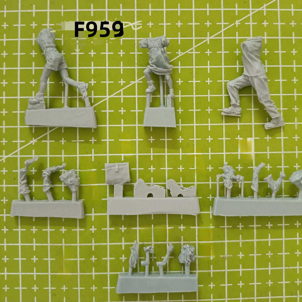 1/35 WWI Child Soldiers & Civilian Children, 7 Figures, Resin Model Figure Kit, Unassembled and Unpainted