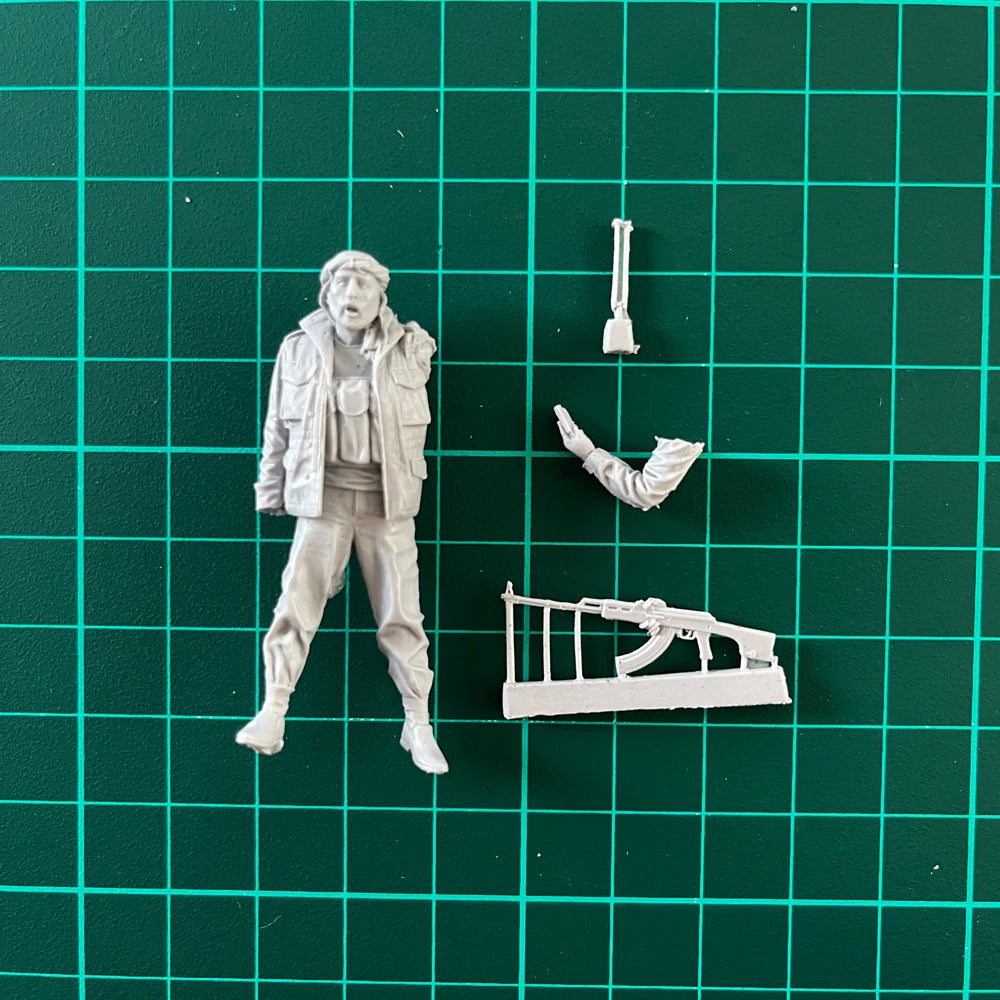 1/35 Modern Soldiers in Red Berets with Rifles, 4 Figures, Resin Model Figure Kit, Unassembled and Unpainted